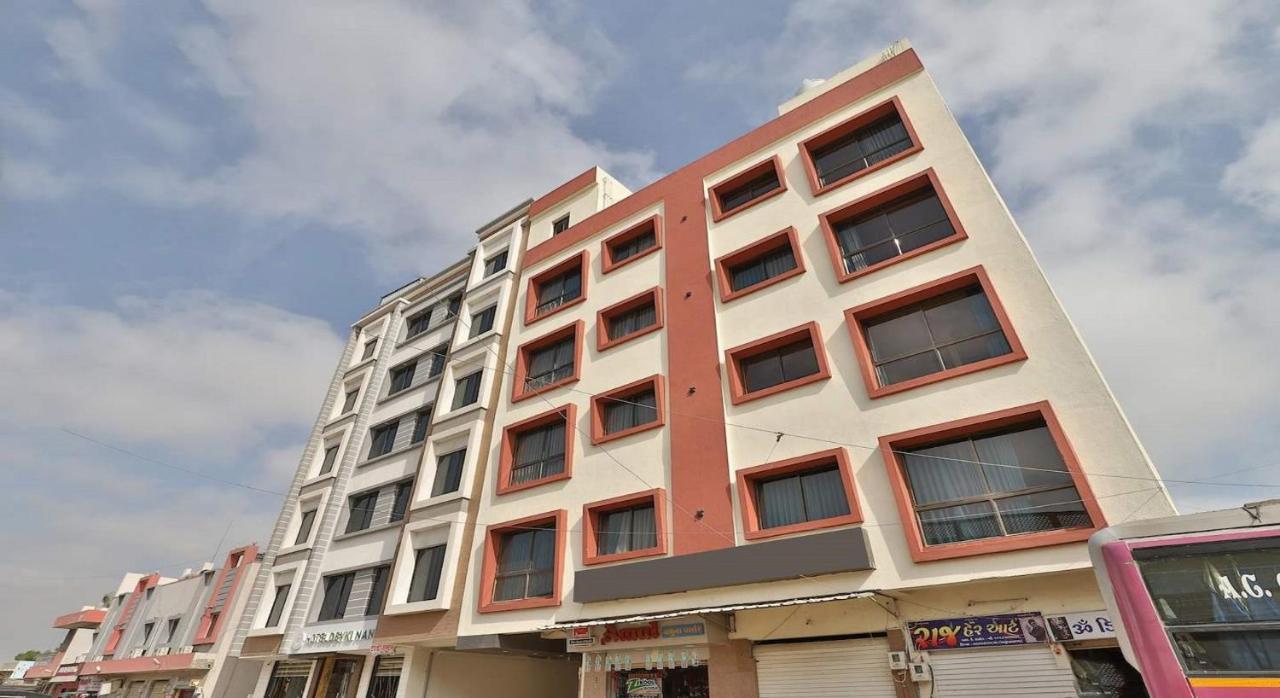 Hotel Kuber Dwārka Esterno foto